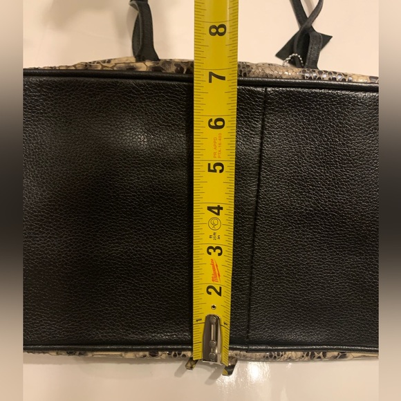 Daniel Leather Shoulder Bag - Picture 9 of 11